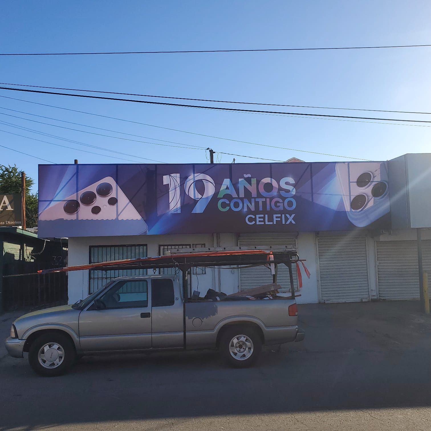 Marquesina impresa de Celfix por sus 19 años, montada a lo largo de toda la fachada del local.