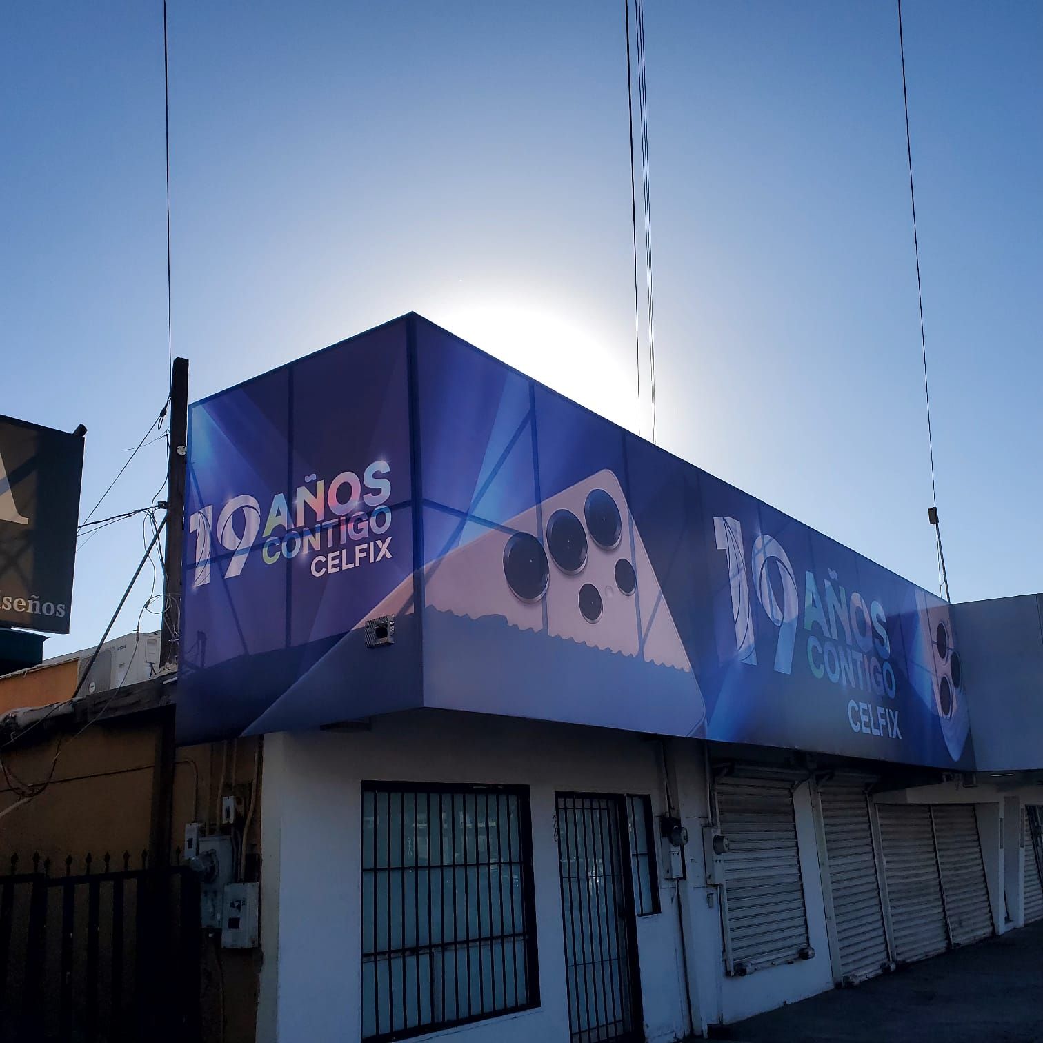 La marquesina de Celfix vista desde la esquina a contraluz, doblando sobre las dos caras del edificio.
